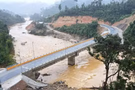 Con đường kết nối biên giới Lào-Việt: Năng lượng xanh, giao thương phát triển và cuộc sống đổi thay