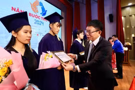 Báo Tiền phong trao học bổng 'Nâng bước thủ khoa' cho 95 sinh viên