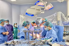 Lương thấp ‘đẩy’ bác sĩ rời bệnh viện, Bộ Y tế tính phương án điều chỉnh