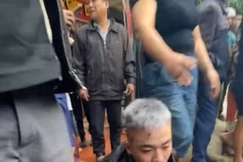 Người dân truy bắt nam thanh niên cướp tiệm vàng ở Thái Nguyên