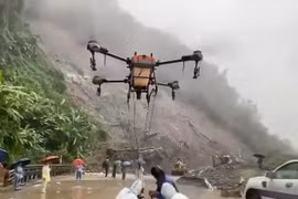 Quảng Ngãi: Ấm áp tình người ở vùng sạt lở, dùng drone tiếp tế lương thực cho tài xế mắc kẹt