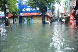 Mưa lớn suốt đêm, nhiều tuyến phố Hà Nội ngập sâu, người dân “bì bõm” lội trong nước