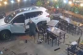 Gia Lai: Người đàn ông điều khiển ô tô lao thẳng vào quán nhậu với tốc độ cao, 1 người tử vong