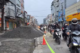 Hà Nội: Khẩn trương chặt cây, xén hè 'giải cứu' điểm nóng Bến xe Nước Ngầm