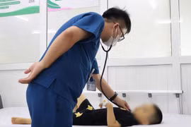 Bé 3 tuổi nguy kịch vì uống nước lá lộc mại chữa táo bón