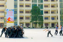 Cảnh sát gìn giữ hòa bình số 1 diễn tập trấn áp tội phạm