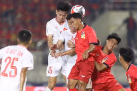 Sốt vé trận Việt Nam – Lào: Người hâm mộ đổ xô săn vé 'chợ đen'