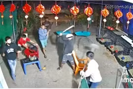 Đồng Nai: Nhóm thanh niên cầm hung khí xông vào nhà chém người vì nghĩ 'bị nhìn đểu'