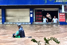 Mưa lớn kéo dài, Hà Nội chìm trong biển nước từ sáng tới tối
