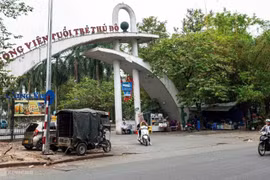 Công viên Tuổi trẻ Thủ đô xuống cấp, cây gẫy hoang tàn không người dọn dẹp...