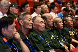 Trình Chủ tịch nước về việc tặng quà người có công nhân kỷ niệm 50 năm Ngày Giải phóng miền Nam