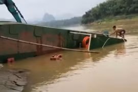 Đò chở 10 học sinh ở Thanh Hóa bị lật khi cập bờ