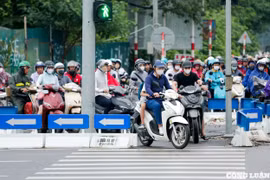 Người dân phớt lờ đèn đỏ, vô tư leo vỉa hè, sau nửa năm áp dụng Nghị định 168