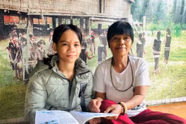 Gia Lai: Người phụ nữ Jrai một mình chống lại hủ tục chôn chung, giữ lại sự sống cho đứa trẻ sinh non