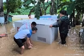 Viettel cộng tài khoản cho người dân Nghệ An bị cô lập do lũ lụt