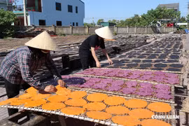 Cô gái nâng doanh thu nhờ “tô màu” cho bánh đa