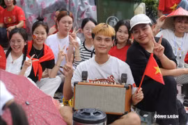 Khắp nơi đổ về Hà Nội, giới trẻ mang loa, ghế nhựa ‘cắm chốt’ chờ diễu binh