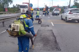 Sửa chữa, vá ổ gà trên Quốc lộ 1 và tuyến tránh TP Huế sau mưa lũ