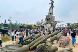 Bảo tàng Lịch sử Quân sự Việt Nam chật kín người trong ngày lễ 30/4