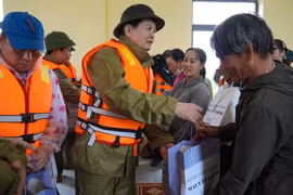 Phó Thủ tướng Mai Văn Chính thăm hỏi, động viên người dân vùng lũ Quảng Trị