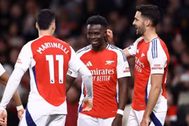 Thắng kịch tính Fulham, Arsenal rút ngắn khoảng cách với Liverpool