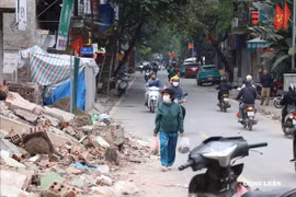 Hà Nội: Bụi mịn bủa vây, người dân mệt mỏi vì “thở cũng thấy khó”