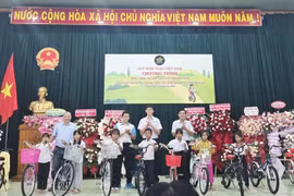 Quỹ Kiến Vàng Việt Nam trao tặng 65 xe đạp cho học sinh nghèo tại Gia Lai