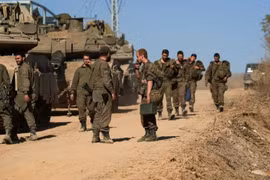 Israel vẫn không kích Lebanon, 5 người bị thương