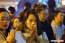 Hà Nội: Hàng trăm người đổ về Phủ Tây Hồ cầu bình an vào rạng sáng mồng 1 Tết
