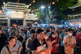 Người dân TPHCM xếp hàng chờ gõ chuông chùa ngày đầu năm mới