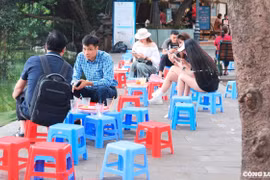 Hà Nội siết chặt quản lý bữa ăn bán trú, dẹp hàng rong cổng trường