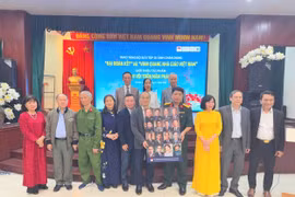 Trao tặng Bộ sưu tập di ảnh chân dung 'Đại đoàn kết' và 'Vinh quang Nhà giáo Việt Nam'