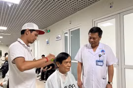 20 nhà tạo mẫu tóc chuyên nghiệp hỗ trợ cắt tóc miễn phí cho bệnh nhân