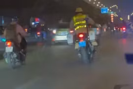Hà Nội: CSGT mở đường cho xe taxi đưa người bệnh đi cấp cứu
