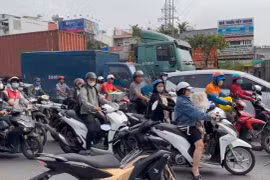 TP HCM: Tai nạn giữa xe chở rác và xe đạp, một cụ ông nguy kịch