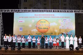 'Trăng thu biên cương' trao gần 3 tỷ đồng học bổng và quà tặng cho trẻ em vùng khó khăn