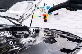 Xịt nước rửa khoang máy ô tô có an toàn không?