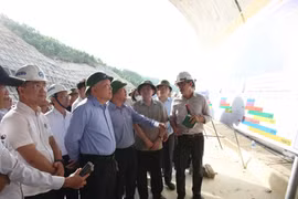 Phó Thủ tướng Thường trực Nguyễn Hòa Bình thị sát đoạn cao tốc Quy Nhơn - Chí Thạnh