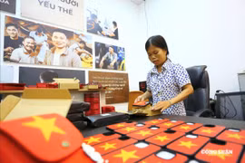 Độc đáo hình ảnh quốc kỳ in trên sản phẩm thủ công của người khuyết tật