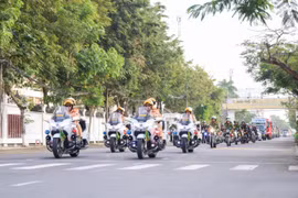 Cảnh sát giao thông mở cao điểm đảm bảo an toàn giao thông phục vụ Đại hội XIV của Đảng và Tết Nguyên đán