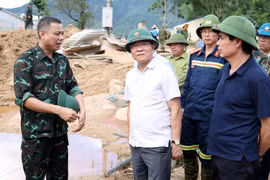 Phó Thủ tướng Lê Thành Long thăm hỏi, tặng quà động viên người dân vùng mưa lũ Sơn La