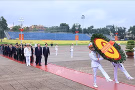 Lãnh đạo Đảng, Nhà nước vào Lăng viếng Chủ tịch Hồ Chí Minh và dâng hương tưởng niệm các Anh hùng liệt sỹ