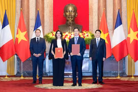 Tổng thống Pháp và Chủ tịch nước chứng kiến trao văn kiện hợp tác chuyển giao công nghệ sản xuất vắc xin giữa VNVC và Sanofi
