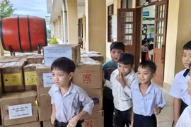 Xuyên đêm chở sách mới về vùng lũ