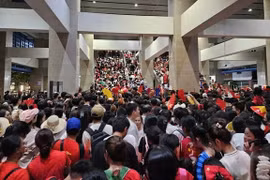 Người dân đổ về Metro Cát Linh - Hà Đông chờ xem diễu binh: Tình yêu tổ quốc dâng trào