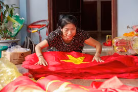 Làng nghề làm cờ Tổ quốc tất bật trước dịp kỉ niệm ngày giải phóng miền nam, thống nhất đất nước