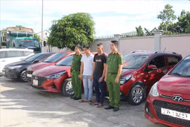 2 đối tượng thuê xe tự lái, làm giả giấy tờ để mang cầm cố