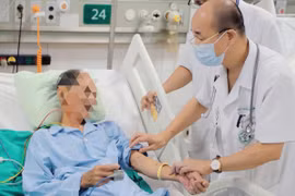 Cái giá của một bữa tiết canh: Hôn mê, thở máy, tử vong