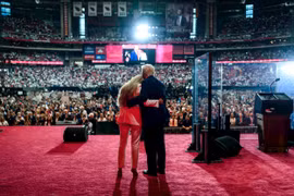 Hai ông Trump và Musk cùng biển người dự lễ tưởng niệm Charlie Kirk