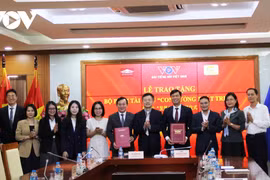 Đài Tiếng nói Việt Nam trao tặng bộ phim tài liệu 'Con đường phát triển' cho Bảo tàng Hồ Chí Minh
